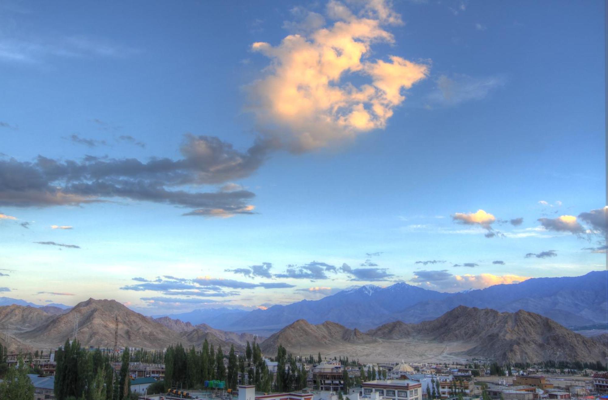 The Abduz Hotel Leh Exterior foto